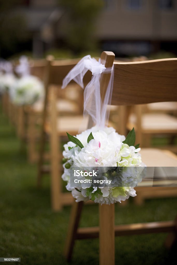 Cadeiras de Casamento decorado com flores - Foto de stock de Bouquet royalty-free