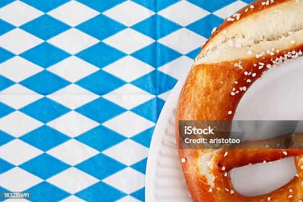 Foto de A Oktoberfest Pretzel e mais fotos de stock de Azul - Azul, Branco, Comemoração - Evento