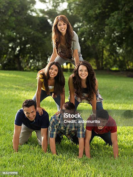 Amici Che Si Diverte - Fotografie stock e altre immagini di Adolescente - Adolescente, Adolescenza, Divertirsi