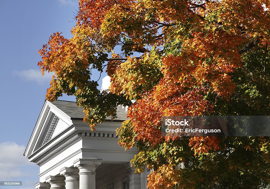 Edificio con pilares de piedra caliza en otoño - Foto de stock de Kingston - Ontario - Canadá libre de derechos