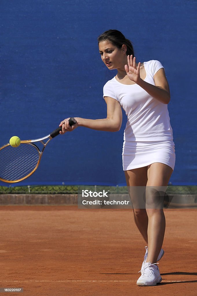 Femme Joueur de tennis frapper le ballon - Photo de En argile libre de droits