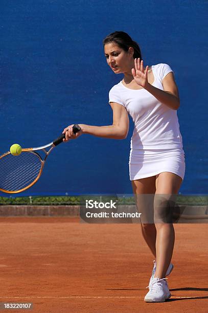 Photo libre de droit de Femme Joueur De Tennis Frapper Le Ballon banque d'images et plus d'images libres de droit de En argile - En argile, Tennis, Activité