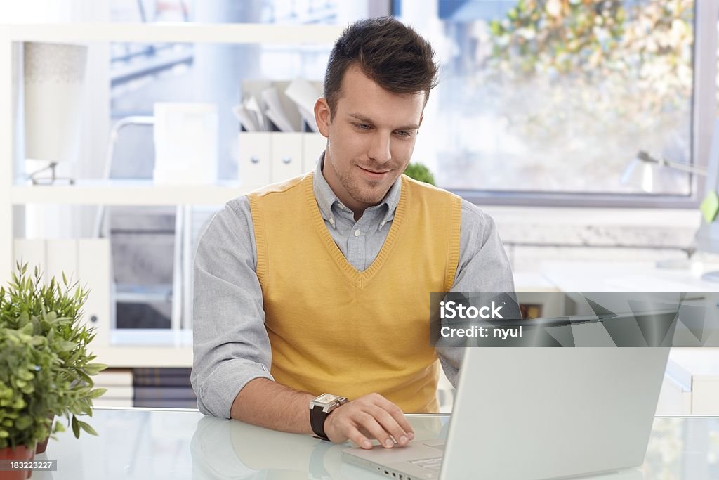 Junger Geschäftsmann arbeiten mit laptop-computer - Lizenzfrei Arbeiten Stock-Foto