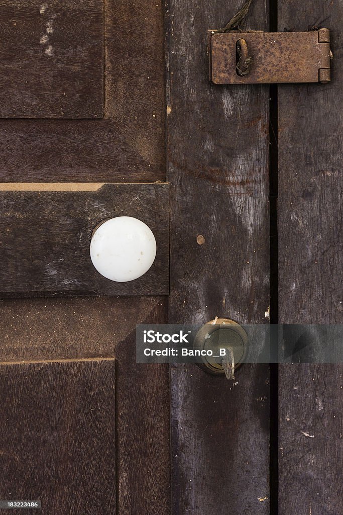 Antigua puerta de madera con tres bloqueo - Foto de stock de Acero libre de derechos