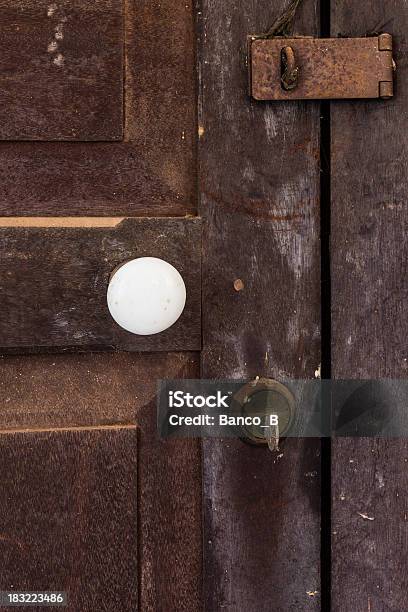 Vecchia Porta In Legno Con Tre Lock - Fotografie stock e altre immagini di Acciaio - Acciaio, Arrugginito, Buco della serratura