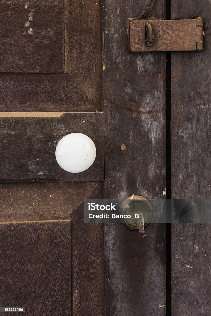 木製のドアに 3 つのロック - つまみのロイヤリティフリーストックフォト