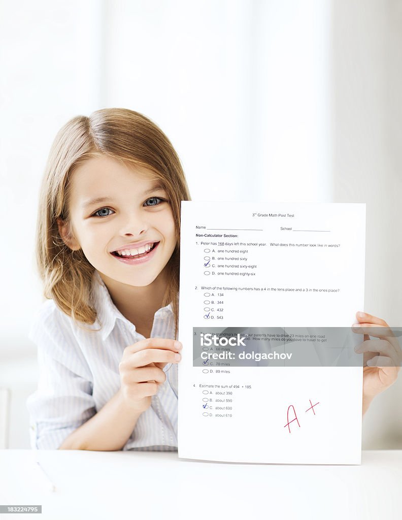 Menina com teste e grau na escola - Royalty-free Aluna Foto de stock