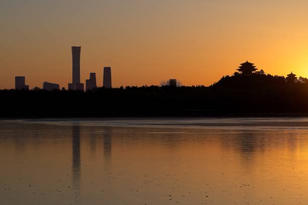 nascer do sol no parque jingshan - dongcheng district - fotografias e filmes do acervo