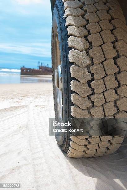 Spiaggia Di Guida E Al Relitto Della Nave - Fotografie stock e altre immagini di Guidare - Guidare, Spiaggia, 4x4