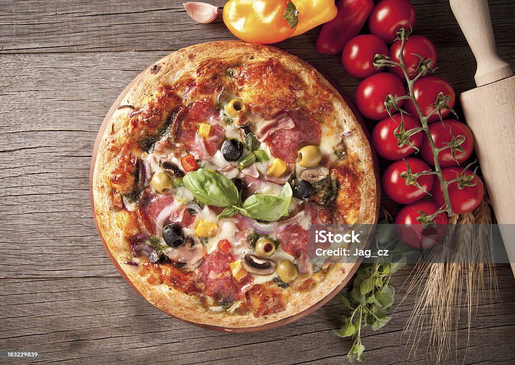Deliciosa pizza fresca servida na mesa de madeira - Royalty-free Assado no Forno Foto de stock