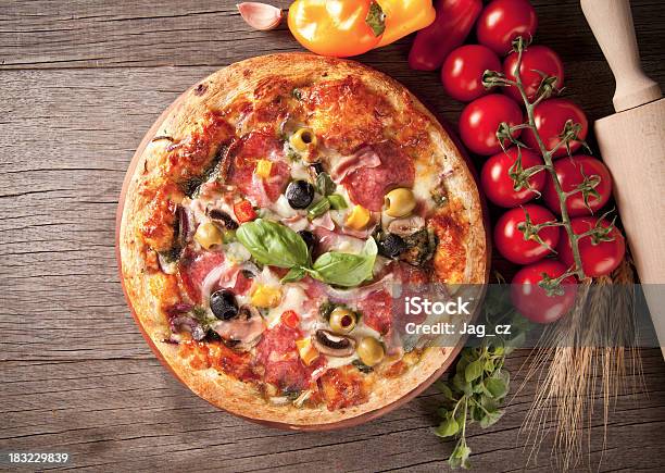 Deliciosa Pizza Fresca Servida Na Mesa De Madeira - Fotografias de stock e mais imagens de Assado no Forno - Assado no Forno, Atirar à Baliza, Azeitona