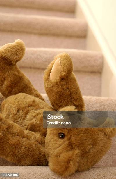 Teddy È Unintestazione - Fotografie stock e altre immagini di Bambino - Bambino, Cadere, Scalinata