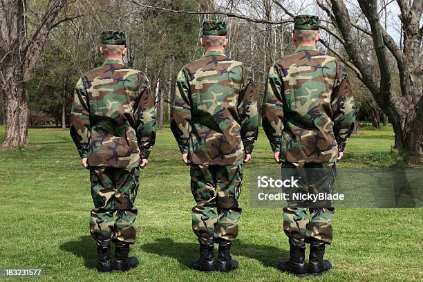 Três Soldados - Fotografias de stock e mais imagens de Ao Ar Livre - Ao Ar Livre, Camuflagem - Conceito, Camuflagem - Padrão