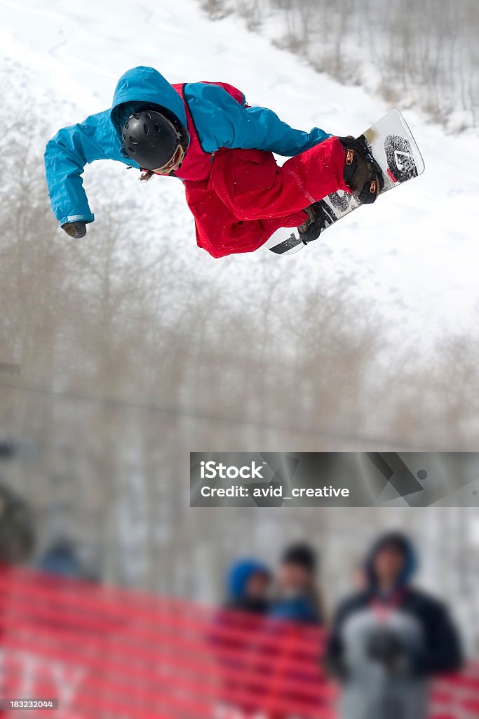 Snowboarder-Rouge et bleu de la foule - Photo de Snowboard libre de droits