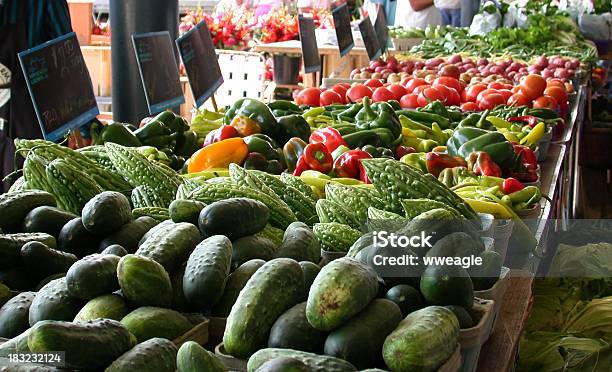 Gemischtes Gemüse Stockfoto und mehr Bilder von Agrarbetrieb - Agrarbetrieb, Amerikanisches Kleinstadtleben, Ausverkauf
