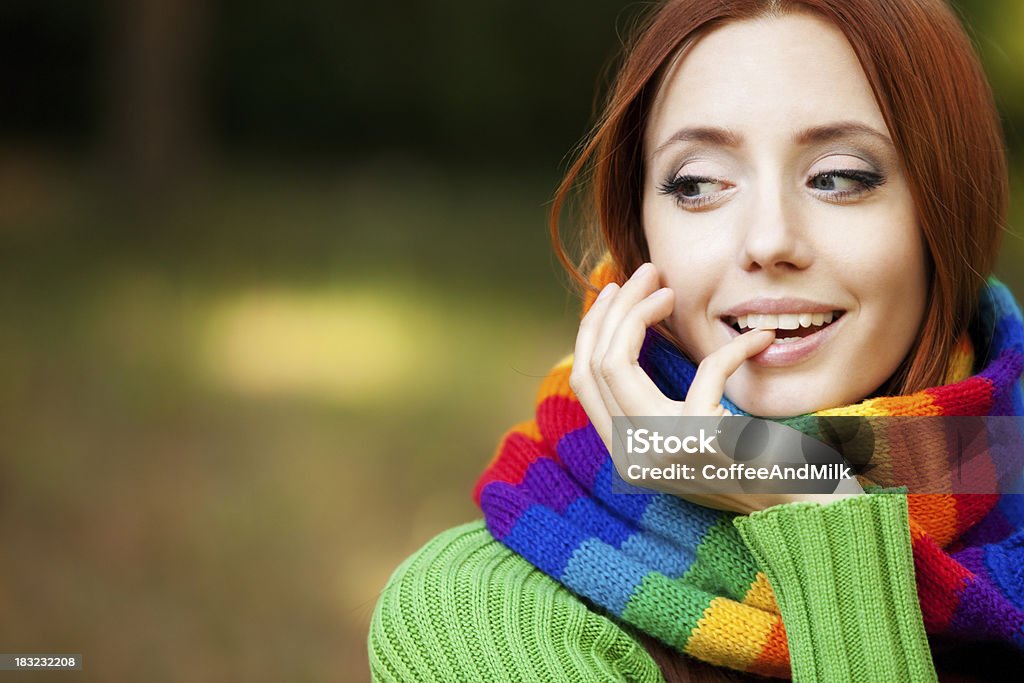 Schöne Frau in Winterkleidung - Lizenzfrei Regenbogen Stock-Foto