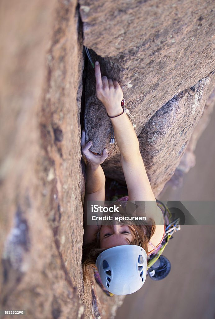 Giovane donna guida un percorso di arrampicata in Colorado - Foto stock royalty-free di Adulto