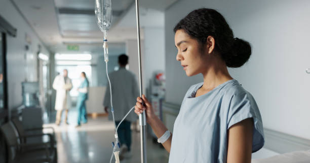 Sad, healthcare and a woman with an iv drip at hospital for medicine, wellness and recovery from virus. Depression, thinking and a clinic patient with treatment stress, burnout or anxiety while sick triste, atención médica y una mujer con un goteo intravenoso en el hospital para la medicina, el bienestar y la recuperación del virus. depresión, pensamiento y un paciente clínico con estrés por tratamiento, agotamiento o ansiedad mientras está enf