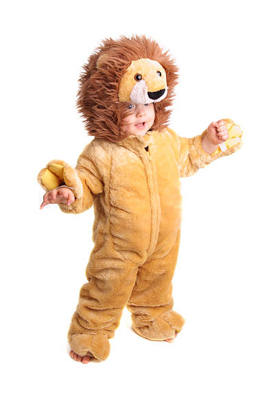 kinder in halloween-kostümen - costume halloween lion baby stock-fotos und bilder