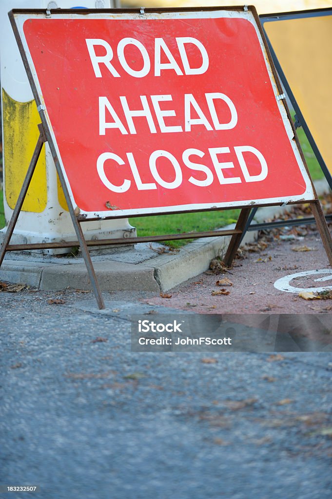 영국 로드쇼의 문닫음 팻말 있는 우르바노 street - 로열티 프리 0명 스톡 사진