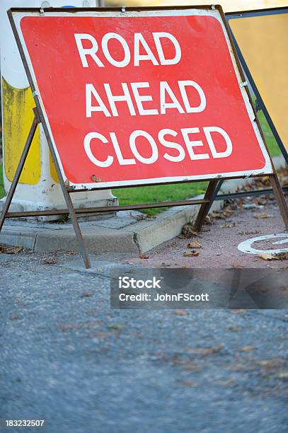 Британский Знак Закрытой Дороги На Городской Улице — стоковые фотографии и другие картинки Без людей - Без людей, Великобритания, Вертикальный