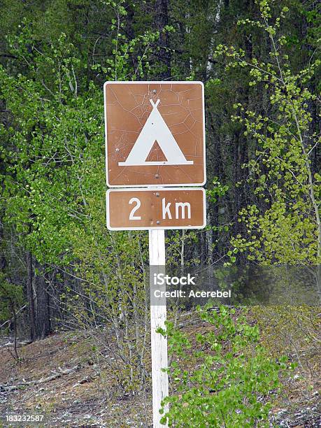 Campground Przed - zdjęcia stockowe i więcej obrazów Biwakować - Biwakować, Drewno - Tworzywo, Fotografika