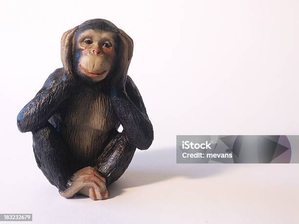 Foto de Ouça Nenhum Mal e mais fotos de stock de Macaco antropoide - Macaco antropoide, Figura para recortar, Macaco