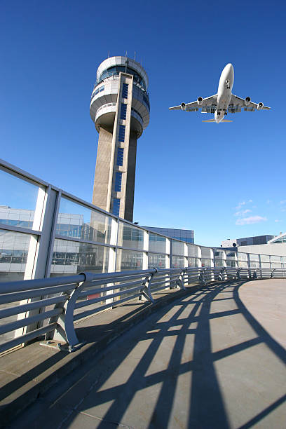 torre di controllo traffico aereo - air traffic control tower foto e immagini stock