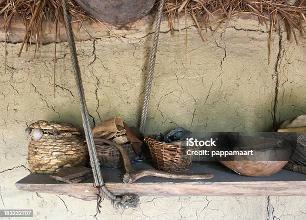 Alte Töpfen Und Körbe Gegen Die Clay Wall Stockfoto und mehr Bilder von Alt - Alt, Beige, Fotografie