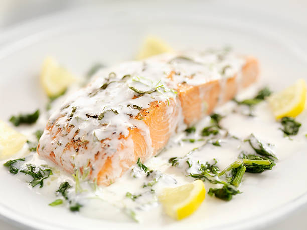 salmone grigliato con spinaci - salmone arrosto foto e immagini stock