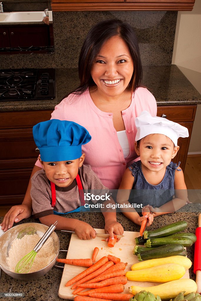 Mutter und Kinder Kochen - Lizenzfrei Alleinerzieherin Stock-Foto