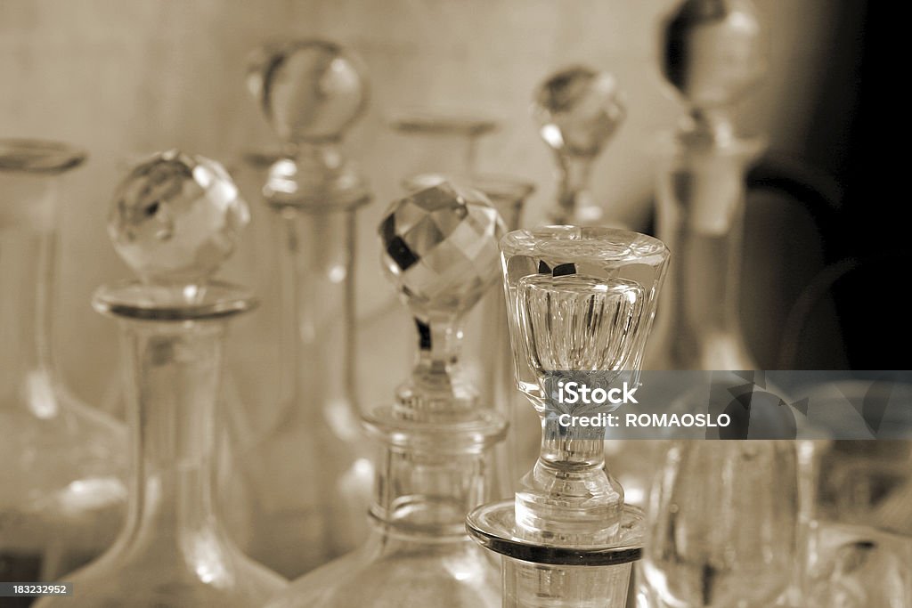 Crystal carafes em um mercado das pulgas Romano - Foto de stock de Bebida alcoólica royalty-free