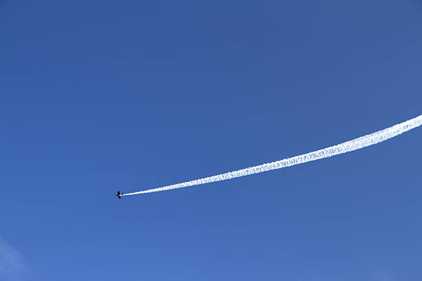 espetáculo - stunt airplane air air vehicle imagens e fotografias de stock