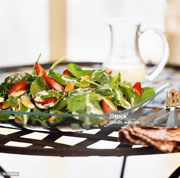 Salada De Espinafre Com Morangos Frescos - Fotografias de stock e mais imagens de Alimentação Saudável - Alimentação Saudável, Alimento Básico, Almoço