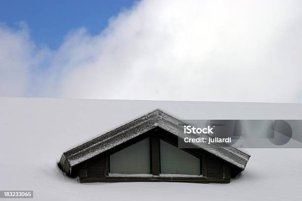 Okno W Dachu - zdjęcia stockowe i więcej obrazów Biały - Biały, Budowla mieszkaniowa, Burza śnieżna