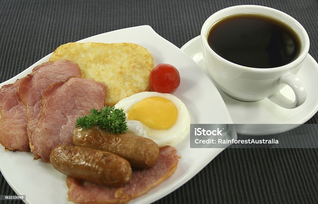 bacon, des œufs, des pommes de terre rissolées, des saucisses et du café - Photo de Aliment libre de droits