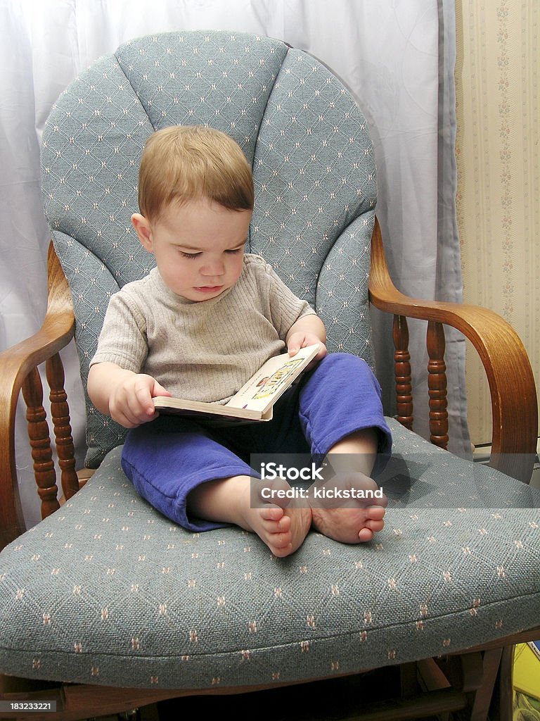 Barefoot lettore - Foto stock royalty-free di 12-17 mesi