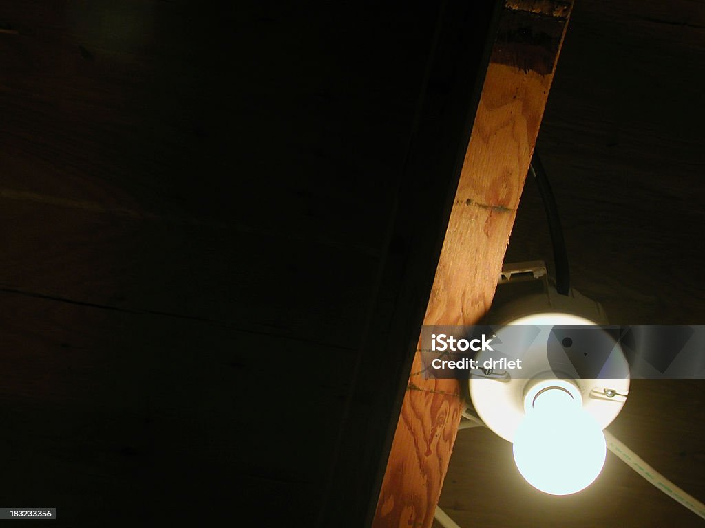 Bombilla en la oscuridad - Foto de stock de Bajo - Posición descriptiva libre de derechos