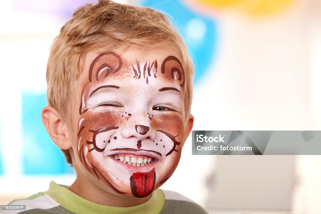 Rapaz com cara pintada como Leão na Festa de Aniversário - Royalty-free Tinta Facial Foto de stock