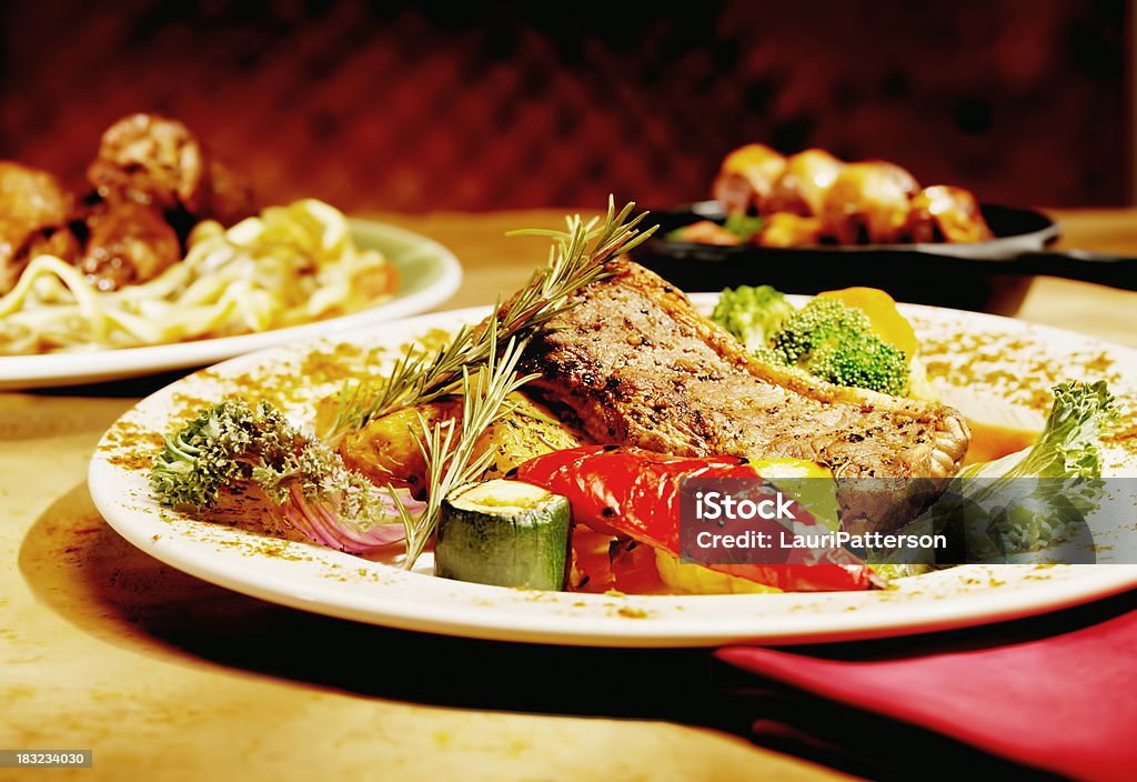 Стейк на гриле с овощами и жареным розмарина - Стоковые фото Бар - питейное заведение роялти-фри