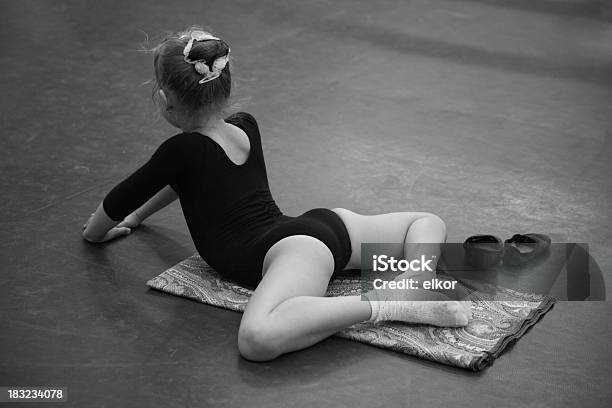 Mały Tancerz Rozciąganie - zdjęcia stockowe i więcej obrazów Aspiracje - Aspiracje, Balet, Baletnica