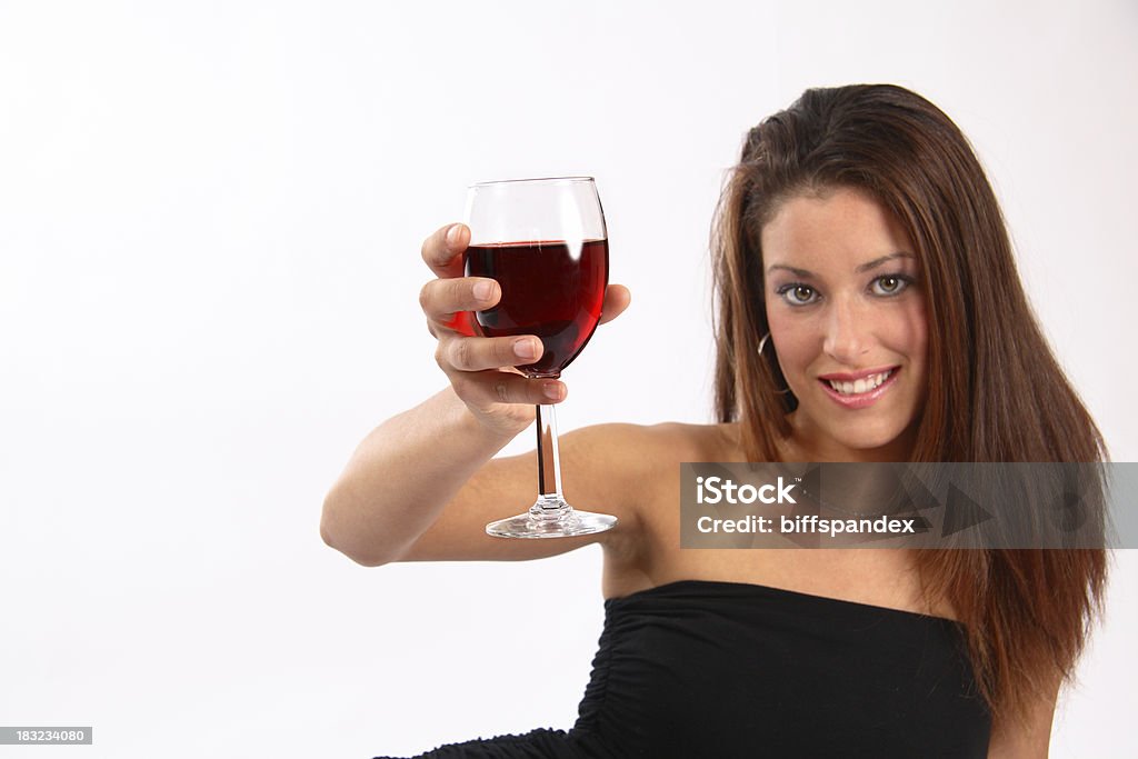 Mujer plantear de una copa de vino - Foto de stock de 20 a 29 años libre de derechos