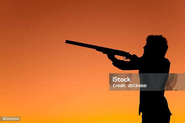 Atardecer Shooter El Tirador Foto de stock y más banco de imágenes de Agarrar - Agarrar, Escopeta, Hombres