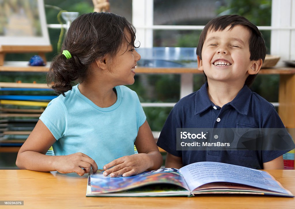 Preschoolers Sie eine Buchung - Lizenzfrei Lesen Stock-Foto