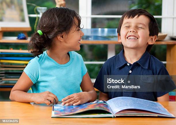 Preschoolers Sie Eine Buchung Stockfoto und mehr Bilder von Lesen - Lesen, Kind, Jungen