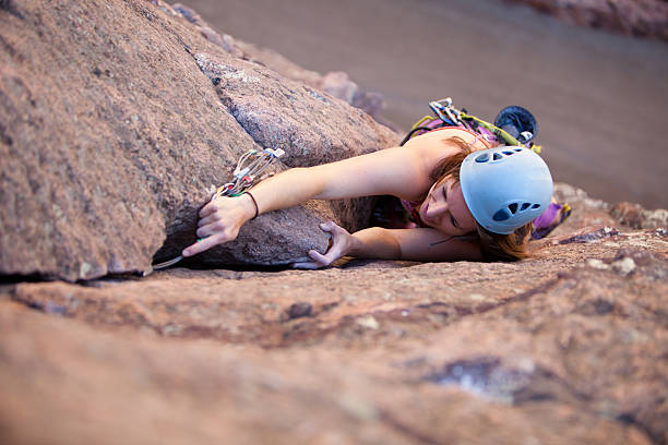 jovem mulher conduzindo uma escalada estrada no colorado - people strength leadership remote imagens e fotografias de stock