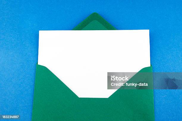 Grün Mit Leeren Grußkarte Mit Umschlag Stockfoto und mehr Bilder von Blau - Blau, Blauer Hintergrund, Brief - Dokument