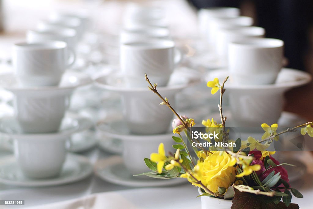 Tazze di caffè & fiori - Foto stock royalty-free di Prima colazione