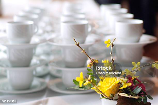 Tazze Di Caffè Fiori - Fotografie stock e altre immagini di Prima colazione - Prima colazione, Affari, Buffet