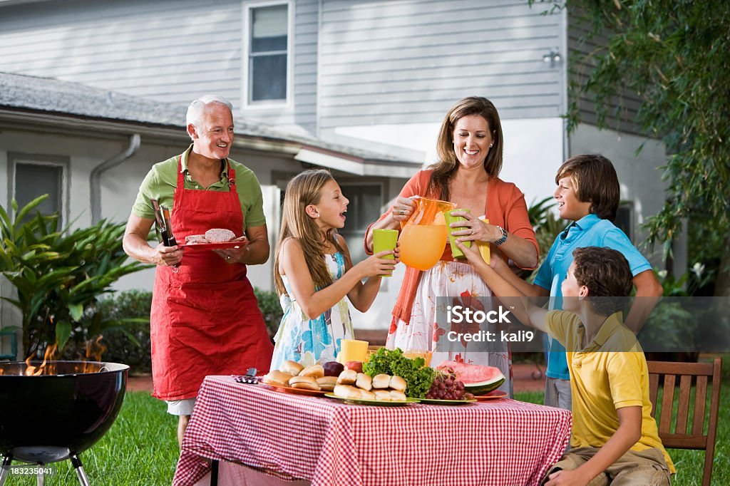 Familie im Garten Picknick-Tisch gießen Limonade - Lizenzfrei Familie Stock-Foto